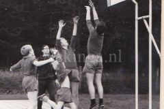 basketbal-links-Jan-Blokker-en-Prins-de-sportleraar